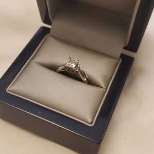 19K White gold & 0.70 C diamond ring of astounding color and clarity